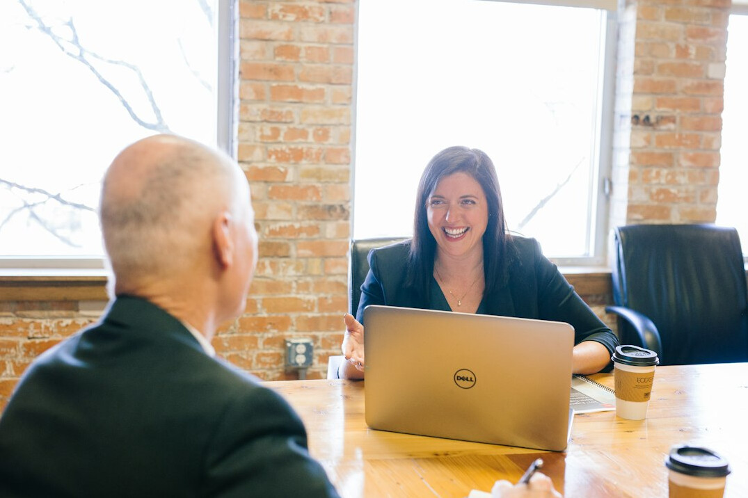 leader mentoring employee